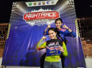 SRT Garage x Team Sindikat menurunkan dua unit motor unggulan, yakni Beat 130CC dan Vario di bracket 10. Lima joki andalan dikerahkan untuk bersaing dalam kompetisi ini, termasuk dua joki perempuan, Elvira Natasya (Aca) dan Sari Agustina (Sargus). (GSNews.id)