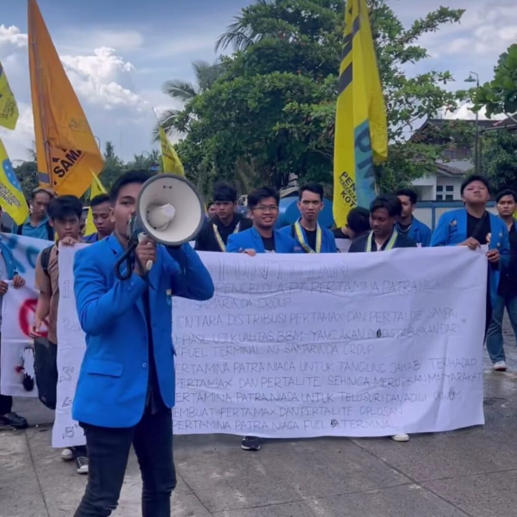 Puluhan massa dari Pergerakan Mahasiswa Islam Indonesia (PMII) Samarinda menggelar aksi unjuk rasa di depan kantor PT Pertamina Patra Niaga, Jalan Cendana, Selasa (8/4/2025).